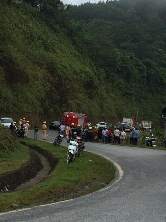 Xe 7 chỗ chở 5 người bất ngờ lao xuống vực sâu 100 m trên đèo Giàng - Ảnh 2. Xe 7 chỗ chở 5 người bất ngờ lao xuống vực sâu 100 m trên đèo Giàng - Ảnh 2.