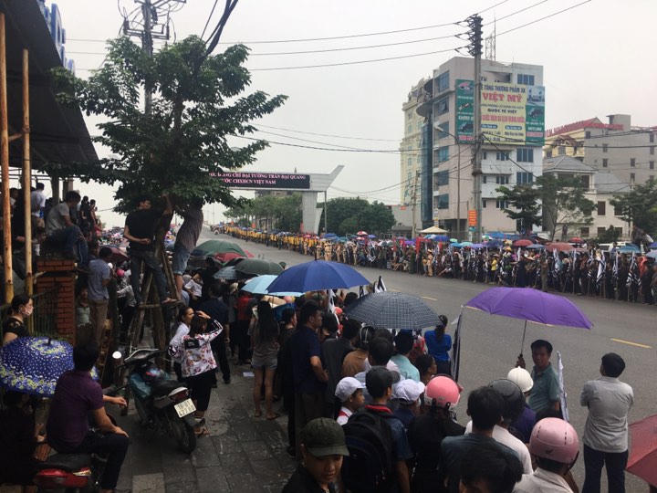 Linh cữu cố Chủ tịch nước đã về đến quê mẹ, người dân đổ ra đường bày tỏ lòng tiếc thương