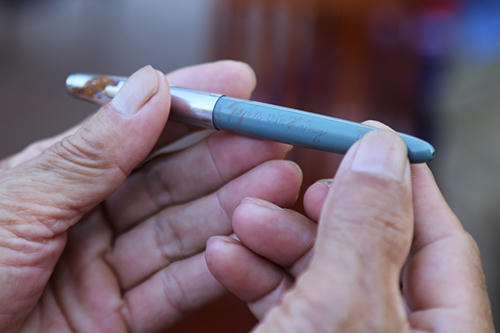 Chiếc bút có khắc tên hai vợ chồng giúp xác định thân nhân cho liệt sĩ.Ảnh:Hoàng Táo