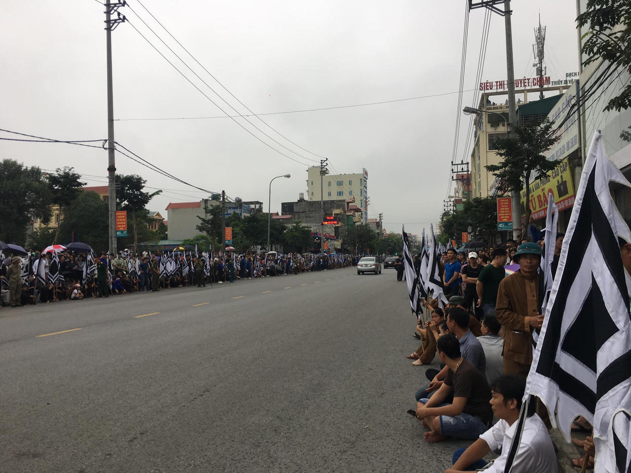 Linh cữu cố Chủ tịch nước đã về đến quê mẹ, người dân đổ ra đường bày tỏ lòng tiếc thương