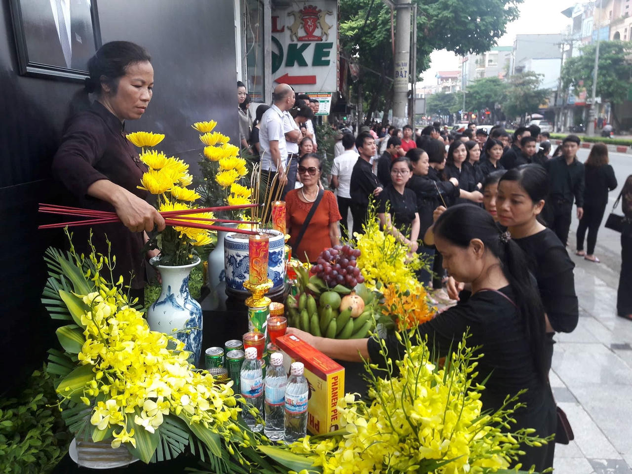 Linh cữu cố Chủ tịch nước đã về đến quê mẹ, người dân đổ ra đường bày tỏ lòng tiếc thương