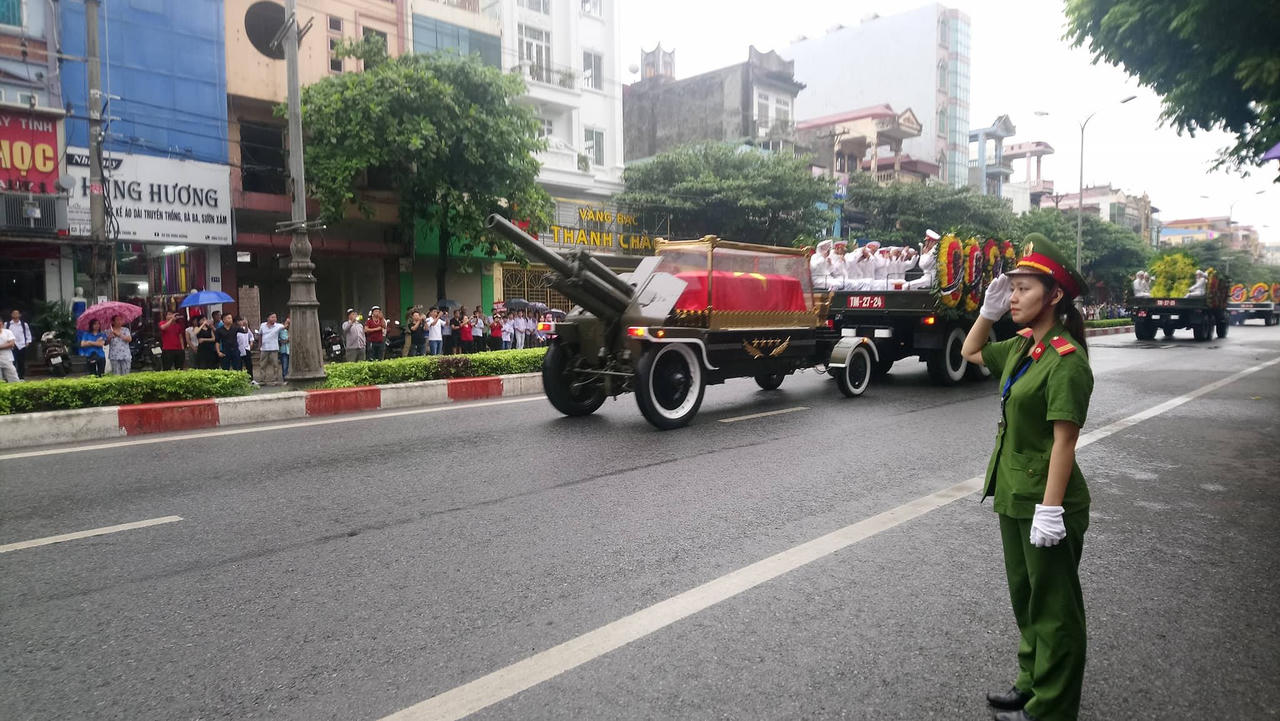 Linh cữu cố Chủ tịch nước đã về đến quê mẹ, người dân đổ ra đường bày tỏ lòng tiếc thương