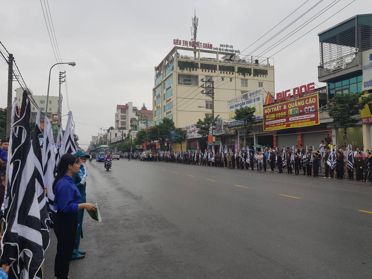 Linh cữu cố Chủ tịch nước đã về đến quê mẹ, người dân đổ ra đường bày tỏ lòng tiếc thương