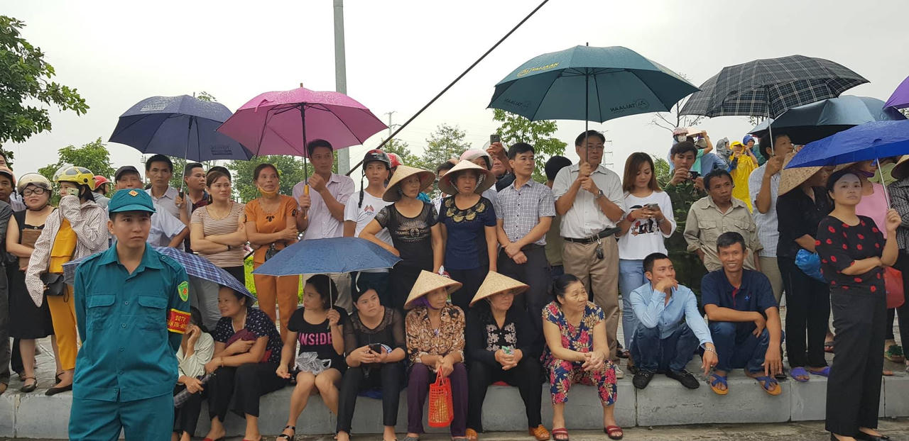 Linh cữu cố Chủ tịch nước đã về đến quê mẹ, người dân đổ ra đường bày tỏ lòng tiếc thương