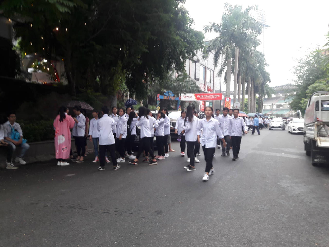 Linh cữu cố Chủ tịch nước đã về đến quê mẹ, người dân đổ ra đường bày tỏ lòng tiếc thương