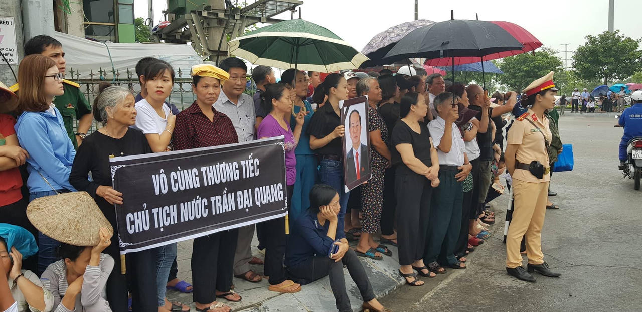 Linh cữu cố Chủ tịch nước đã về đến quê mẹ, người dân đổ ra đường bày tỏ lòng tiếc thương