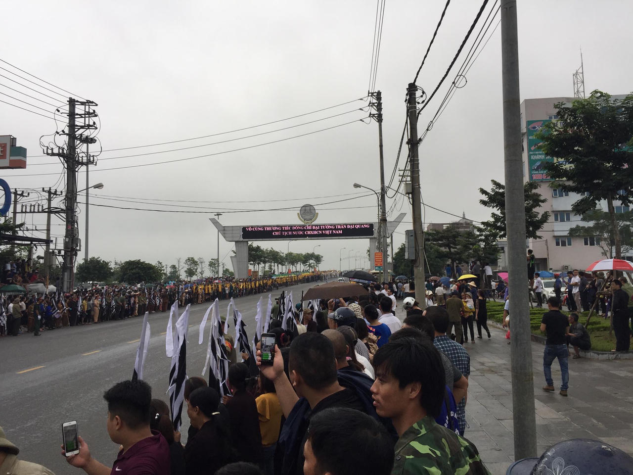 Linh cữu cố Chủ tịch nước đã về đến quê mẹ, người dân đổ ra đường bày tỏ lòng tiếc thương