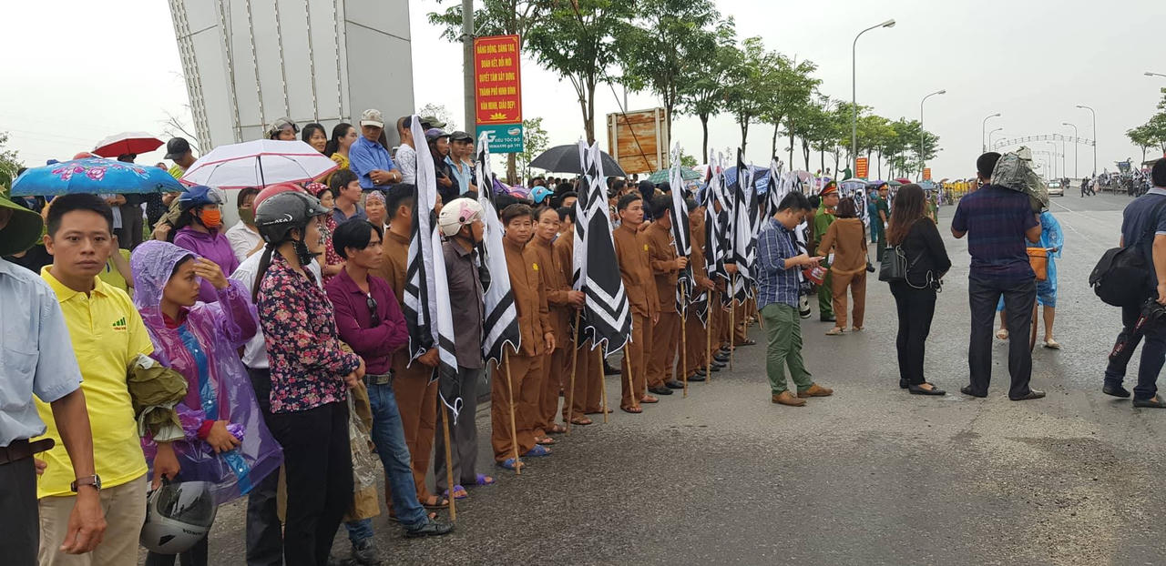 Linh cữu cố Chủ tịch nước đã về đến quê mẹ, người dân đổ ra đường bày tỏ lòng tiếc thương