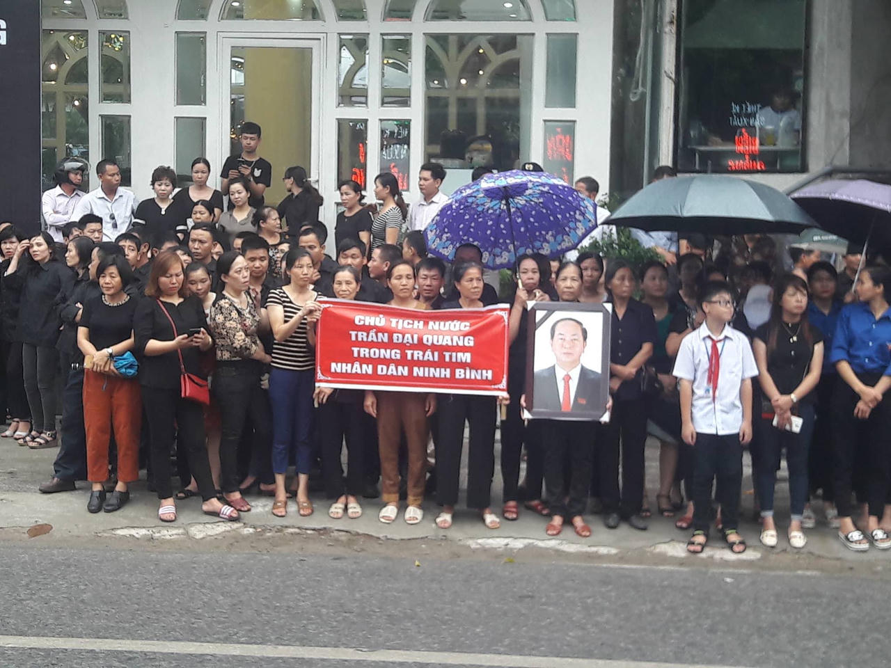 Linh cữu cố Chủ tịch nước đã về đến quê mẹ, người dân đổ ra đường bày tỏ lòng tiếc thương