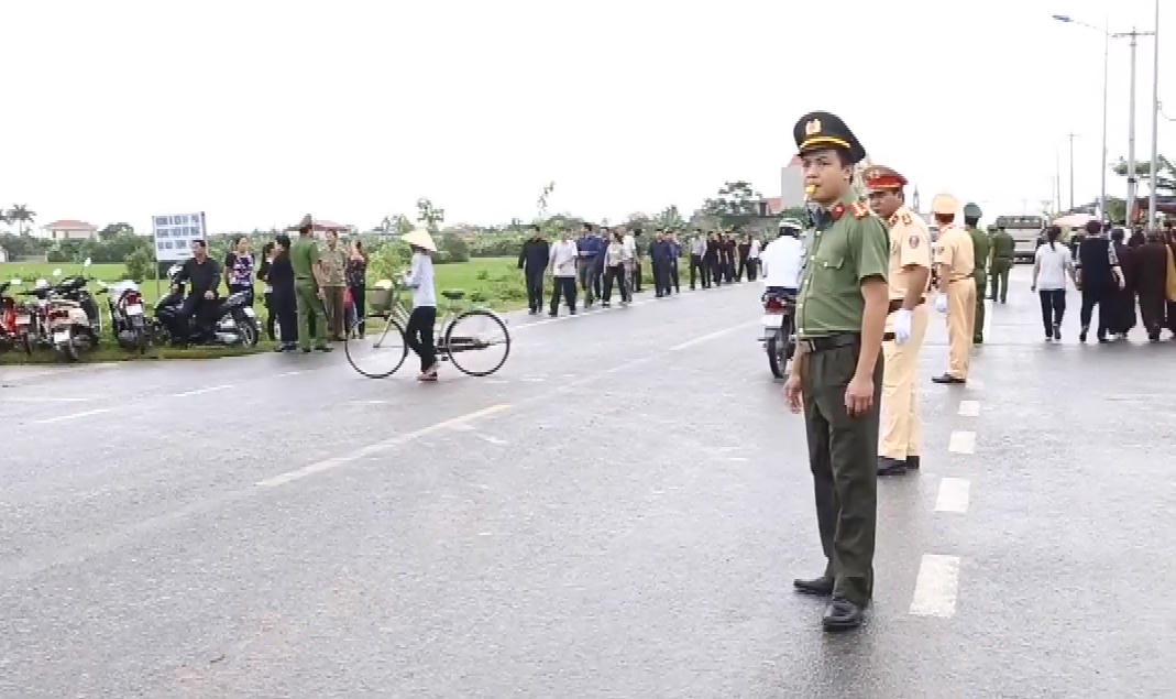 Linh cữu cố Chủ tịch nước đã về đến quê mẹ, người dân đổ ra đường bày tỏ lòng tiếc thương