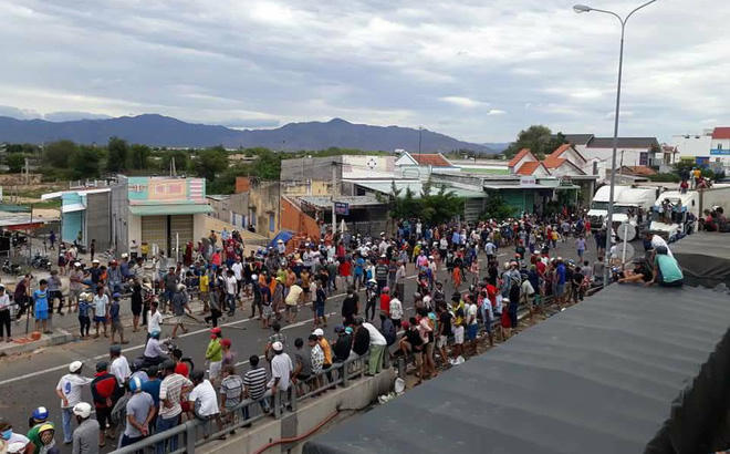 Linh cữu cố Chủ tịch nước đã về đến quê mẹ, người dân đổ ra đường bày tỏ lòng tiếc thương