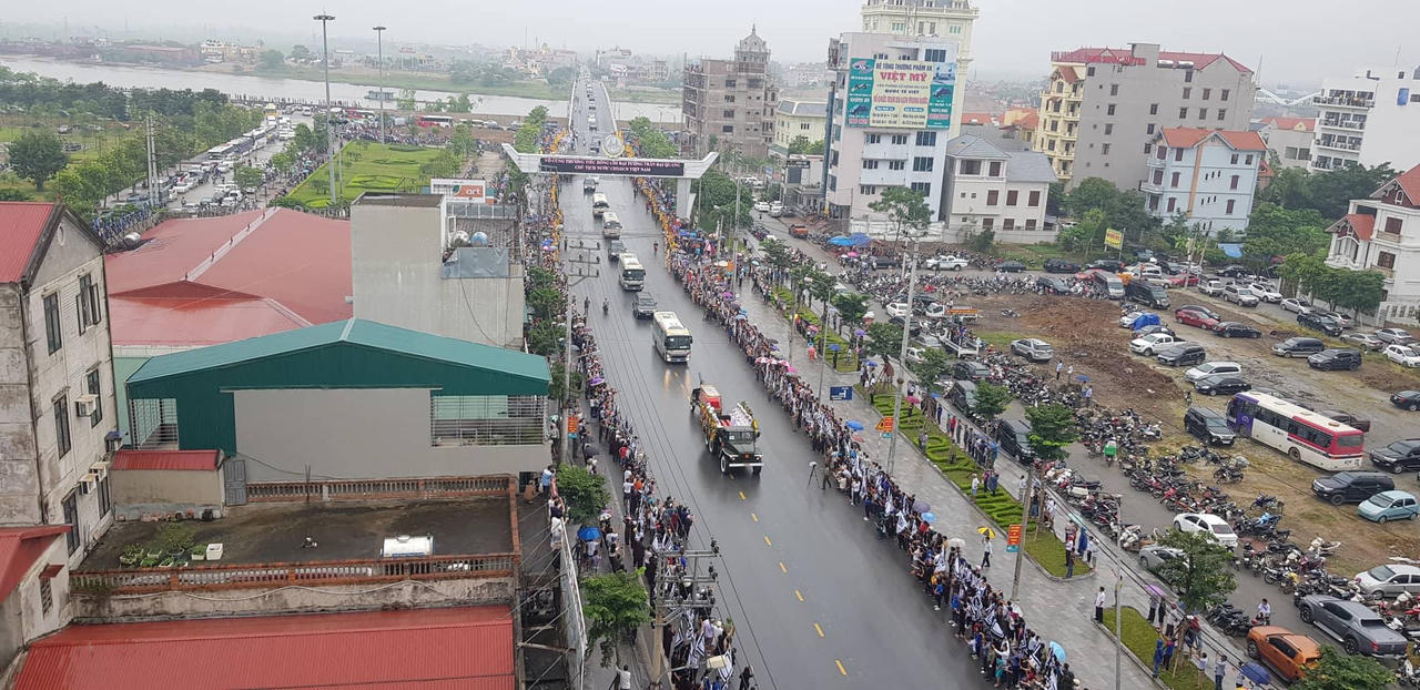 Linh cữu cố Chủ tịch nước đã về đến quê mẹ, người dân đổ ra đường bày tỏ lòng tiếc thương