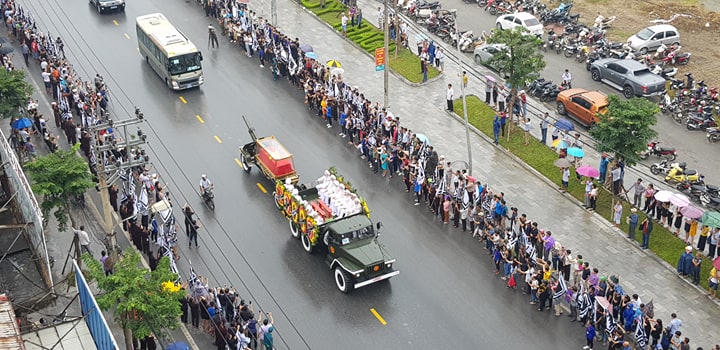 Linh cữu cố Chủ tịch nước đã về đến quê mẹ, người dân đổ ra đường bày tỏ lòng tiếc thương