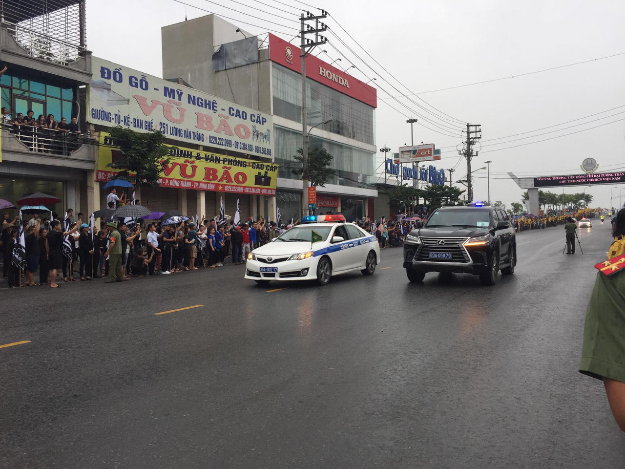 Linh cữu cố Chủ tịch nước đã về đến quê mẹ, người dân đổ ra đường bày tỏ lòng tiếc thương