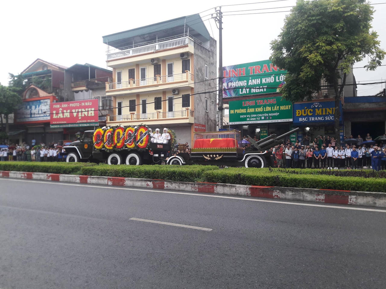 Linh cữu cố Chủ tịch nước đã về đến quê mẹ, người dân đổ ra đường bày tỏ lòng tiếc thương