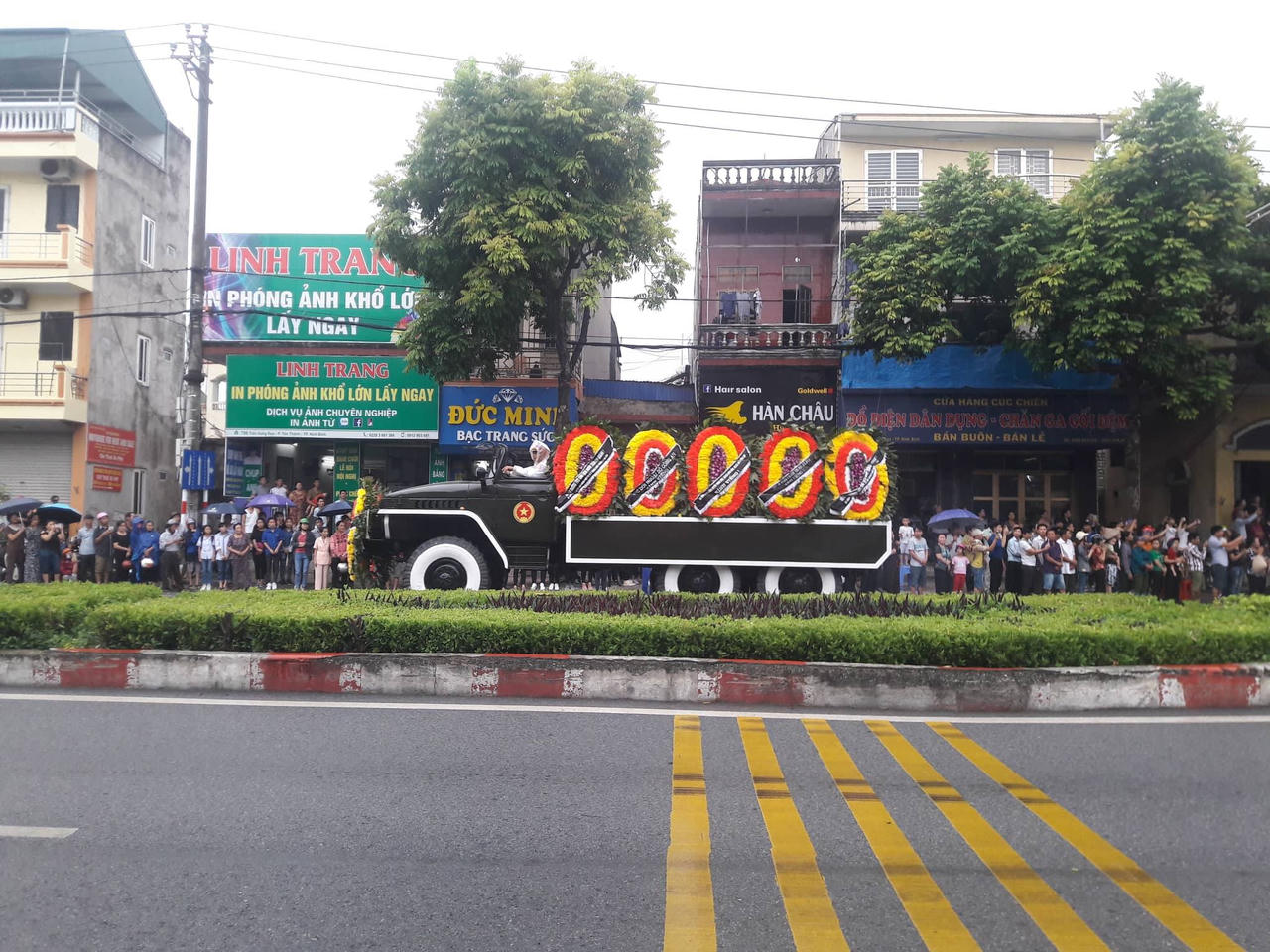 Linh cữu cố Chủ tịch nước đã về đến quê mẹ, người dân đổ ra đường bày tỏ lòng tiếc thương