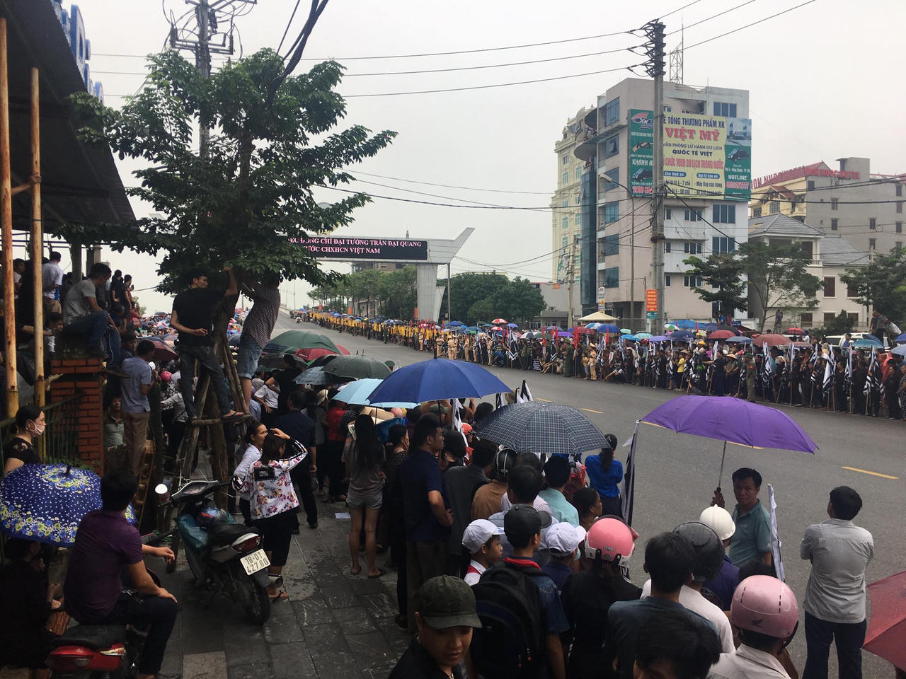 Linh cữu cố Chủ tịch nước đã về đến quê mẹ, người dân đổ ra đường bày tỏ lòng tiếc thương