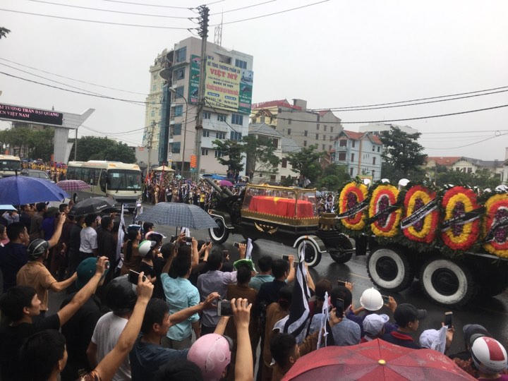 Linh cữu cố Chủ tịch nước đã về đến quê mẹ, người dân đổ ra đường bày tỏ lòng tiếc thương