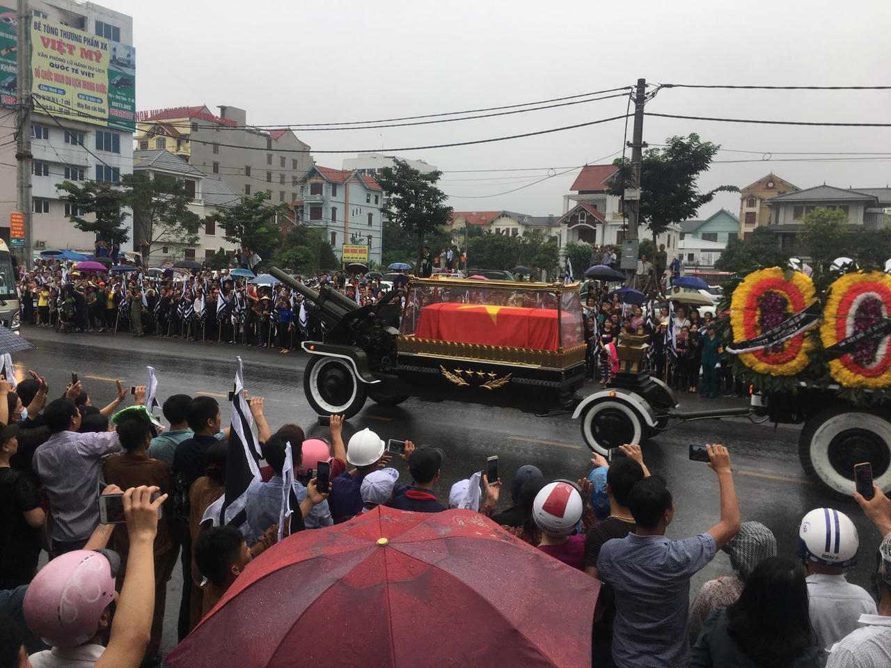 Linh cữu cố Chủ tịch nước đã về đến quê mẹ, người dân đổ ra đường bày tỏ lòng tiếc thương