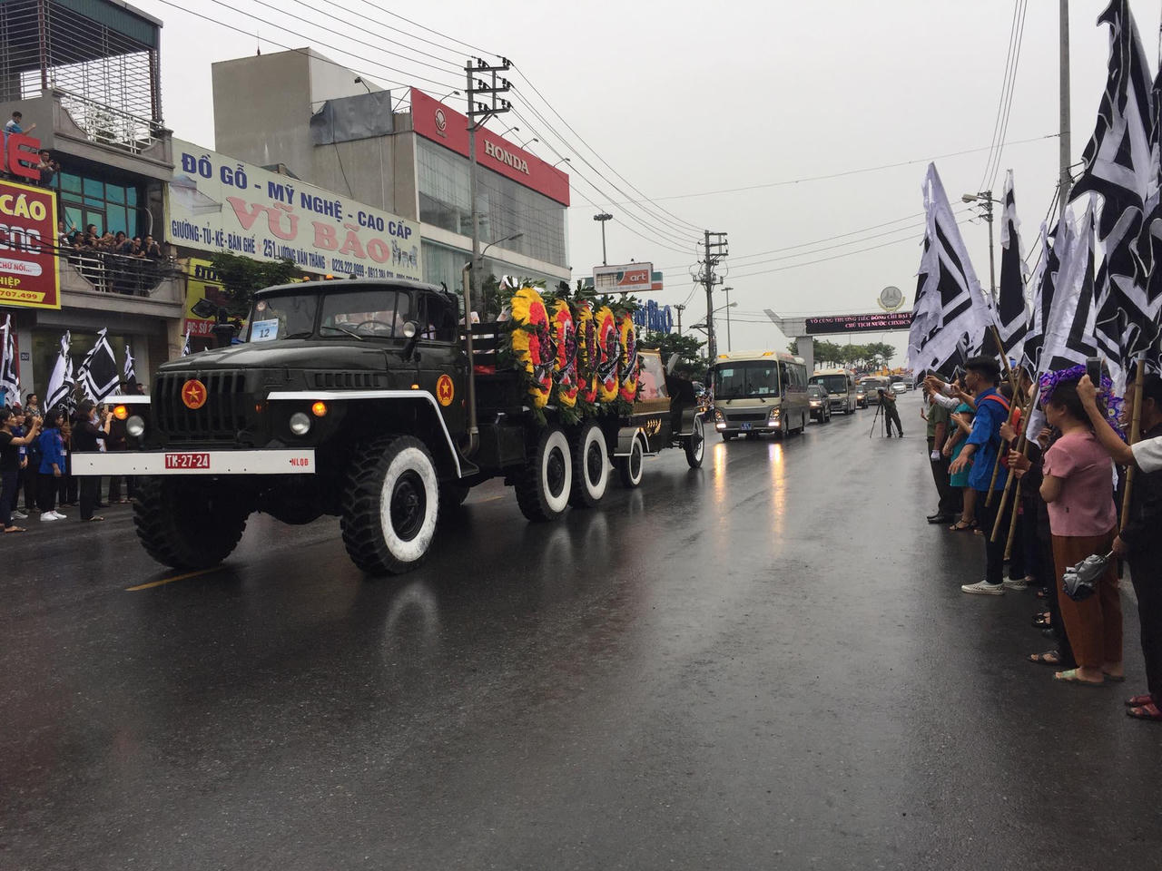 Linh cữu cố Chủ tịch nước đã về đến quê mẹ, người dân đổ ra đường bày tỏ lòng tiếc thương