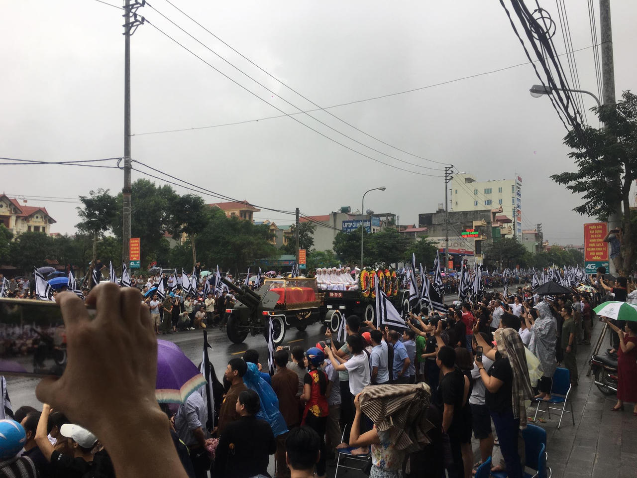 Linh cữu cố Chủ tịch nước đã về đến quê mẹ, người dân đổ ra đường bày tỏ lòng tiếc thương