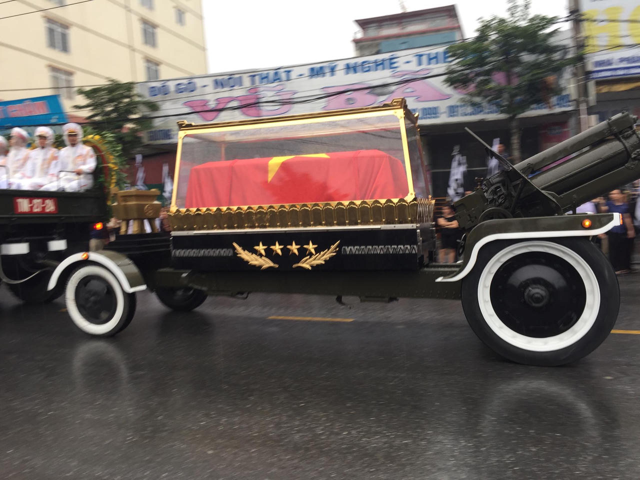 Linh cữu cố Chủ tịch nước đã về đến quê mẹ, người dân đổ ra đường bày tỏ lòng tiếc thương