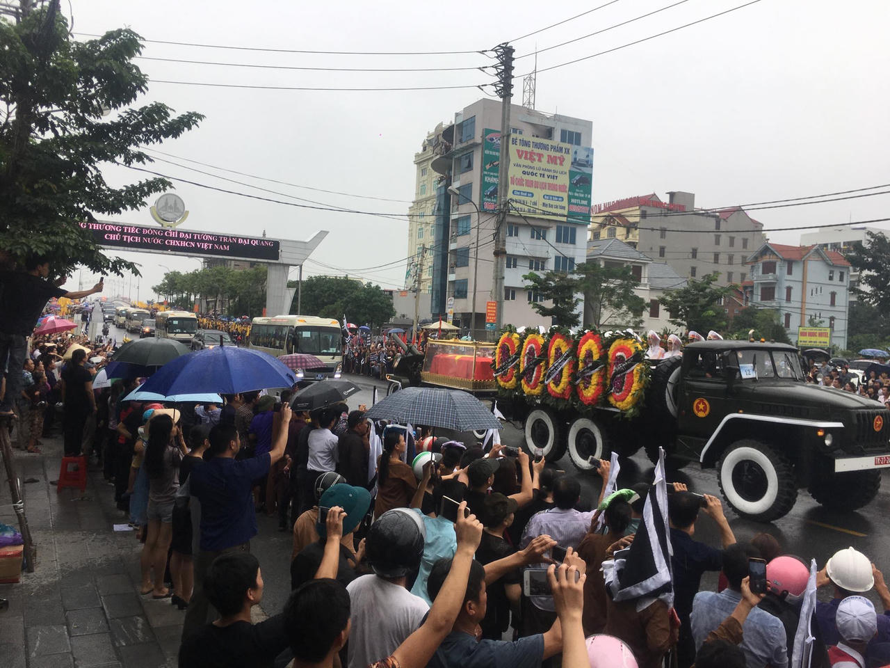 Linh cữu cố Chủ tịch nước đã về đến quê mẹ, người dân đổ ra đường bày tỏ lòng tiếc thương