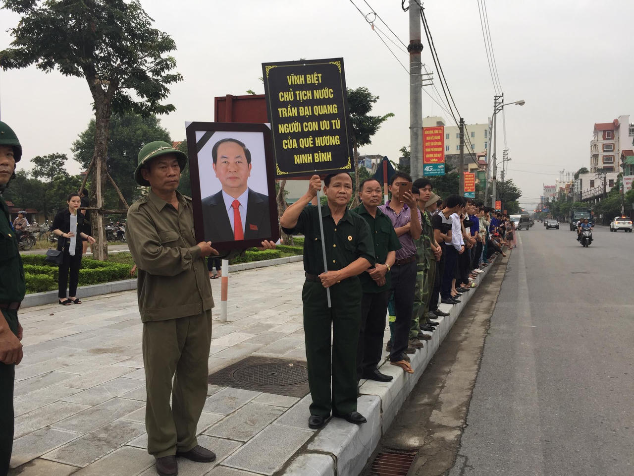 Linh cữu cố Chủ tịch nước đã về đến quê mẹ, người dân đổ ra đường bày tỏ lòng tiếc thương