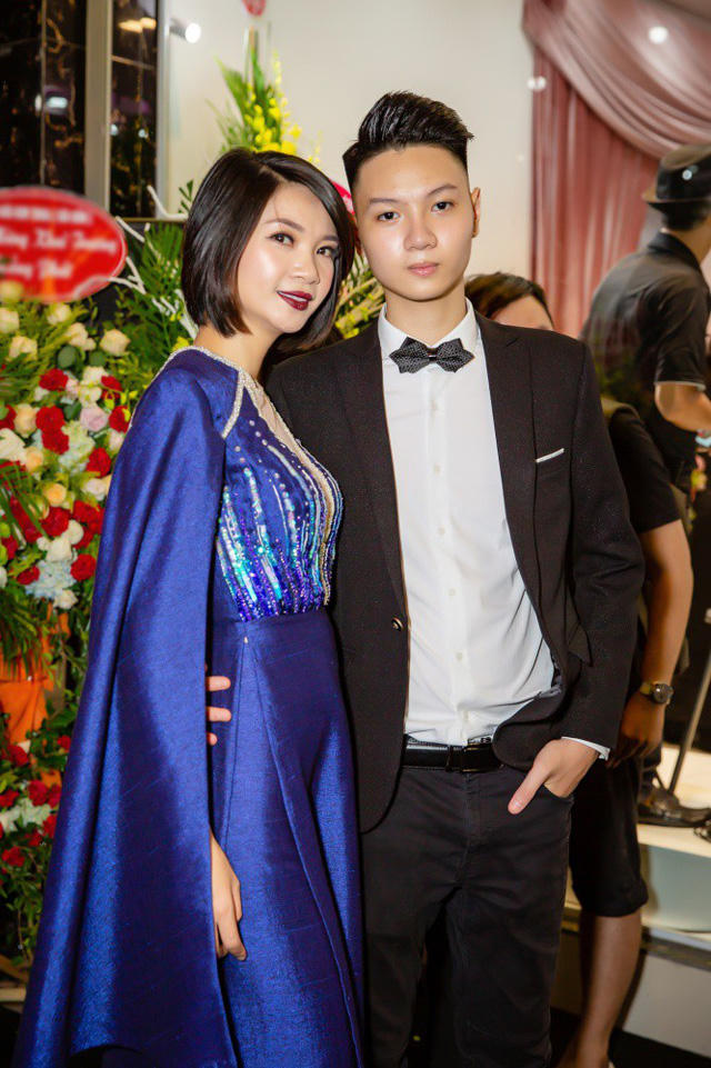 Siêu mẫu Hạ Vy chính là đạo diễn thời trang. Cô gây bất ngờ khi xuất hiện cùng cậu con trai điển trai và lịch lãm. Được biết con trai Hạ Vy tên Đức Huy, năm nay 17 tuổi và vô cùng cao lớn, bảnh bao.