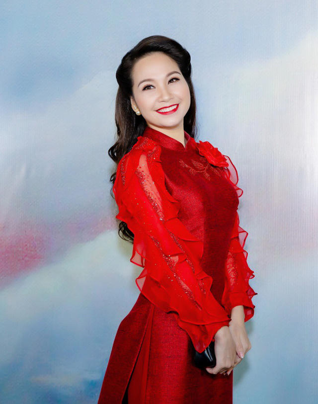 MC Mỹ Lan gây thương nhớ bởi nụ cười duyên và giọng nói dịu dàng.