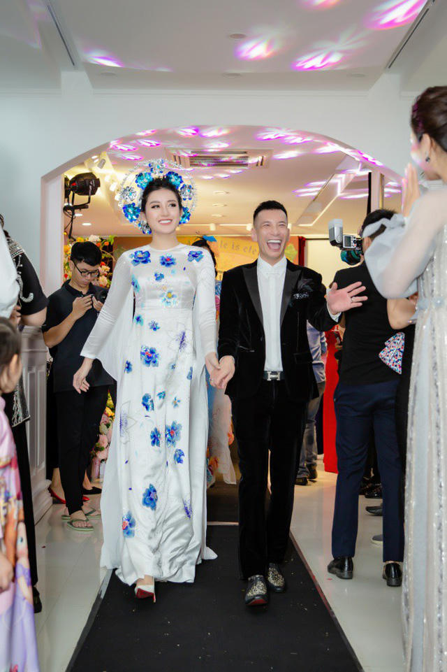 Miss Grand Vietnam 2017 được giao trọng trách trình diễn vedette. Cũng đã khá lâu Huyền My mới trở lại sàn catwalk nhưng cô đã hoàn thành xuất sắc vai trò của mình. Khoác lên mình bộ áo dài màu trắng với những hoạ tiết hoa màu xanh được in nổi bật trên nền lụa, kết hợp cùng chiếc mấn cầu kỳ, Huyền My khiến người xem không thể rời mắt.