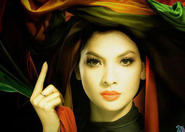 Thủy Hương sinh năm 1964. Cô từng được nhiều người ngợi là “đệ nhất mỹ nhân Việt” một thời với khuôn mặt đậm nét Á đông. Thủy Hương được rất nhiều các họa sỹ tên tuổi như Thành Chương, Hà Hồng Cẩm, các nhiếp ảnh gia Trần Huy Hoan, Lê Thanh Hải, Dương Minh Long… mời làm người mẫu vẽ tranh, chụp ảnh thời trẻ.