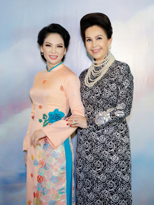 Bay từ TP.HCM ra Hà Nội còn có diễn viên Diễm My 6x. Hai ‘”gười đẹp không tuổi” của showbiz Việt là người đẹp Thuỷ Hương và diễn viên Diễm My thu hút toàn bộ sự chú ý khi đều diện áo dài thướt tha. Thuỷ Hương mặc bộ áo dài màu hồng nhạt thêu hoa vô cùng quý phái. Trong khi đó diễn viên Diễm My lại chọn áo dài hoạ tiết tông màu ghi thanh lịch và hoài cổ.