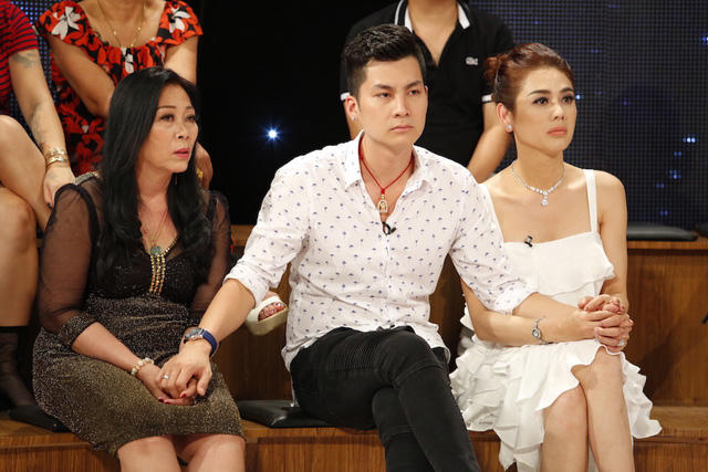 Nữ ca sĩ chuyển giới Khánh Chi (ngoài cùng bên phải) cùng mẹ chồng và chồng.