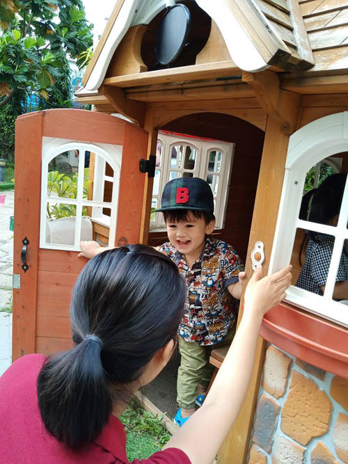 Bé Luois thích thú chơi đùa cùng cô giáo.