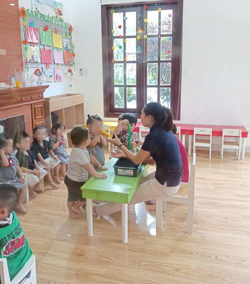 Con trai Ngọc Lan hào hứng tham gia vào hoạt động ở lớp trong buổi học thử.