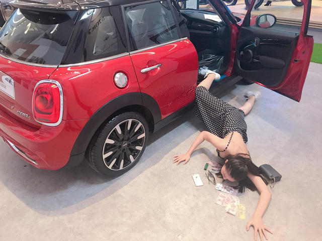 Bà mẹ một con Chúng Huyền Thanh cũng theo trào lưu ngã sấp mặt bên cạnh những tài sản giá trị của mình.