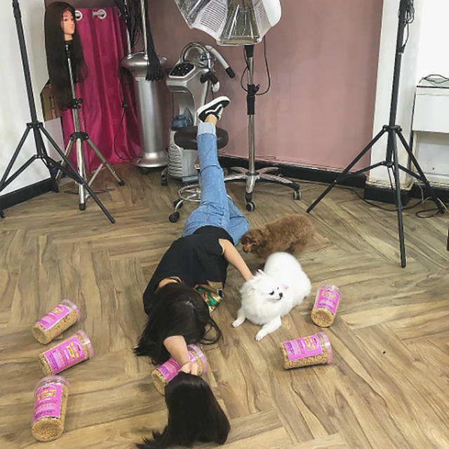 Diệu Nhi hưởng ứng trào lưu ngã sấp mặt đang hot trên mạng xã hội với phong cách lầy lội quen thuộc khi chỉ có chú cún của mình và thức ăn của nó.