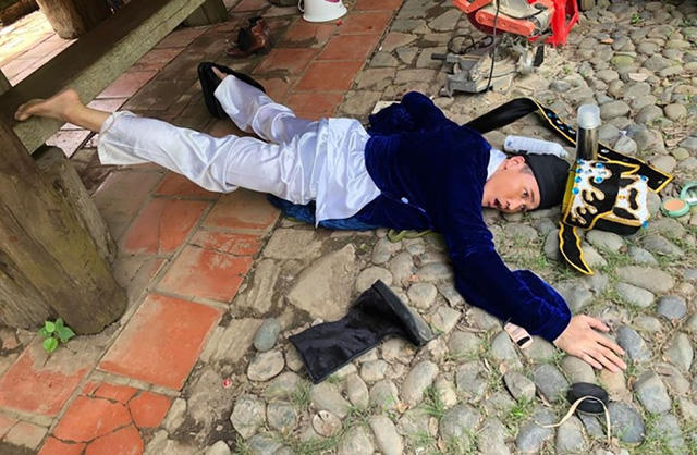 Diễn viên Hà Trí Quang ngã sấp mặt ở phim trường cùng lời chia sẻ hài hước: Ai nói làm quan là không té! Theo phong trào! Chụp hình xong rối loạn tiền đình luôn.