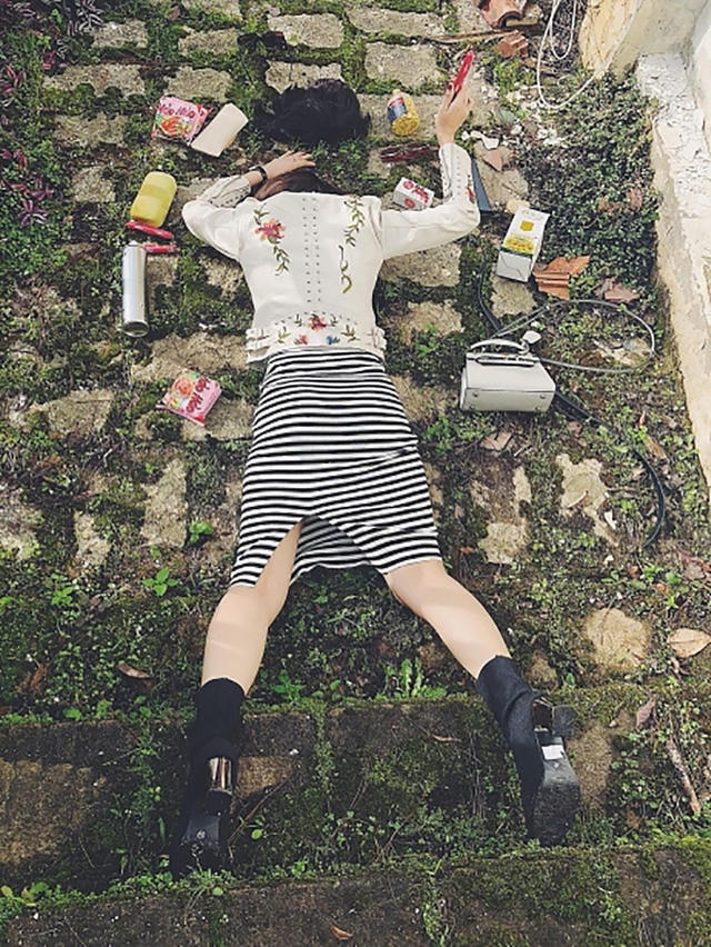 Hồ Bích Trâm lại ngã sấp mặt không phải hàng hiệu đắt đỏ,cùng những món đồ rất bình thường như mì tôm, xúc xích, thực phẩm chức năng.