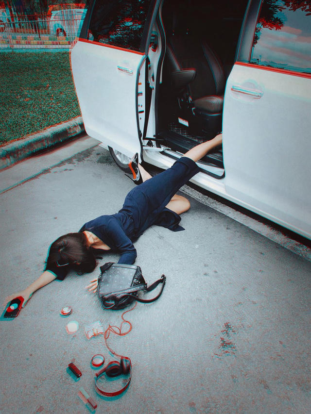 Khả Ngân hài hước tiết lộ hậu trường của bức ảnh ngã sấp mặt của mình: Để thực hiện bức hình này không hề đơn giản đâu nha, cần một bản lĩnh vững vàng, ý chí kiên định để phớt lờ đi ánh mắt dè bỉu của những người chứng kiến.