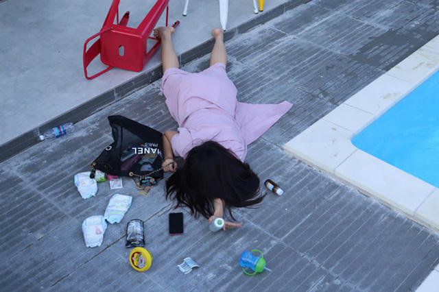 Diễn viên Ngọc Lan hưởng ứng trào lưu ngã sấp mặt theo phong cách mẹ bỉm sữa. Cô cũng chia sẻ hài hước: Có lỡ vướng cái chân vô ghế rồi té sấp mặt thì cũng ráng giữ cái bình sữa cho con nha các mẹ. Từ hồi có anh nhỏ tới giờ thì trong giỏ chỉ toàn tã sữa của anh thôi. Í, có 17 nghìn nữa.