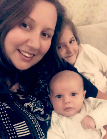 Alex và bé Ezra cùng cô con gái của chị. Ảnh: KennedyNews and Media.