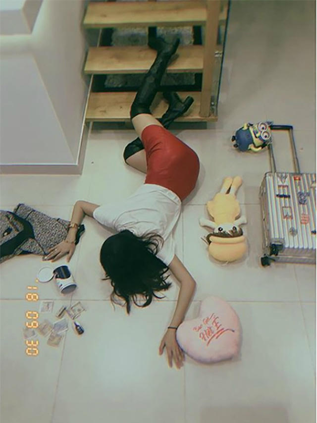 Á hậu Thúy Vân không ngại ngã sấp mặt với loạt thú bông đáng yêu.