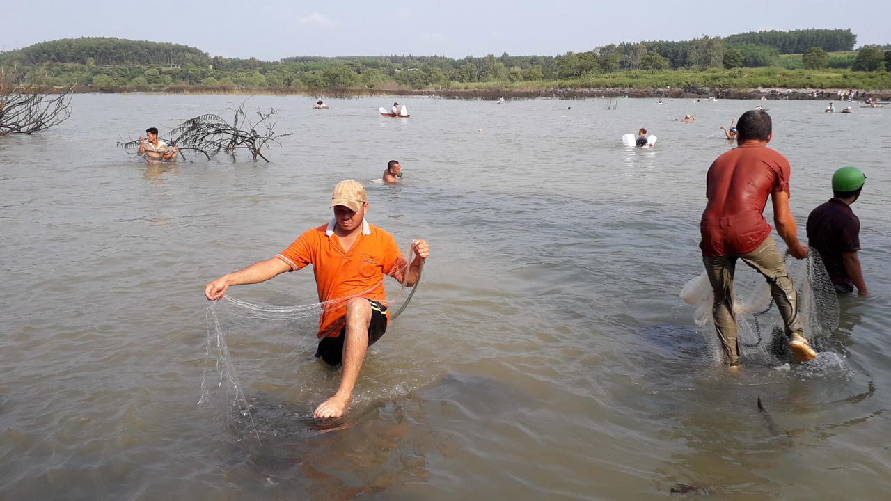 Thủy điện Trị An ngưng xả lũ, người dân hào hứng bắt cá 'khủng'