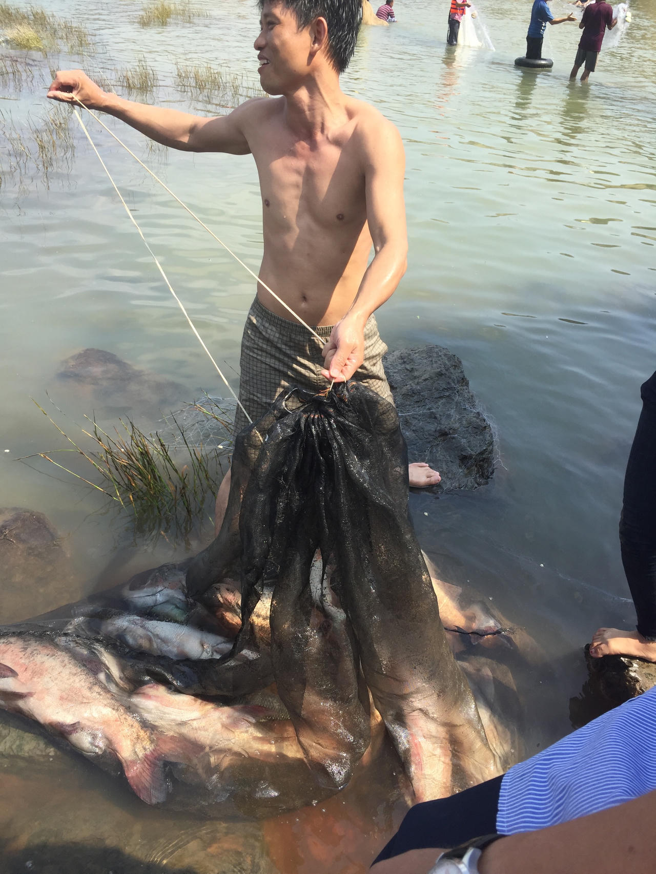 Thủy điện Trị An ngưng xả lũ, người dân hào hứng bắt cá 'khủng'