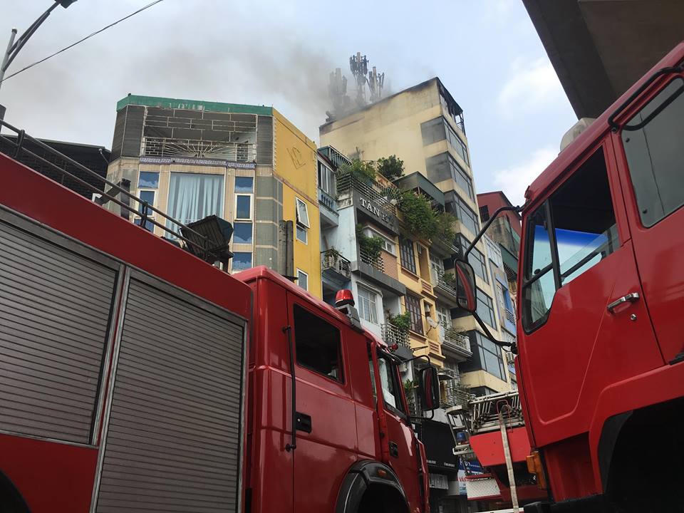 Hóa vàng mùng 1, cháy nhà 10 tầng ở Hào Nam, Hà Nội