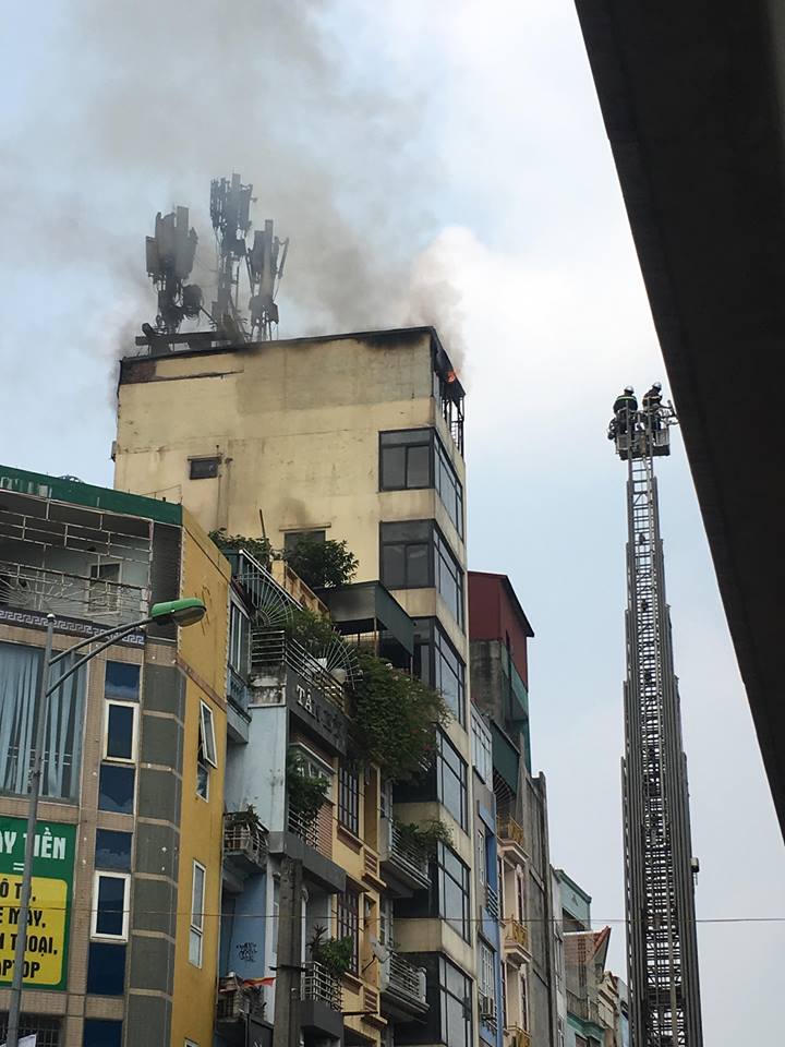 Hóa vàng mùng 1, cháy nhà 10 tầng ở Hào Nam, Hà Nội