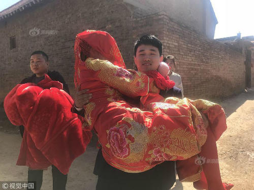 Chú rể Xiaoqiang vốn là chàng trai lãng mạn, nên muốn tạo bất ngờ cho cô dâu. Chiếc xe dâu kẹo mútkhiến cô dâu cảm động. Ảnh: Sina.