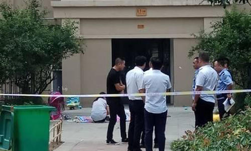 Mẹ chết, con nguy kịch vì người đàn ông nhảy lầu tự tử